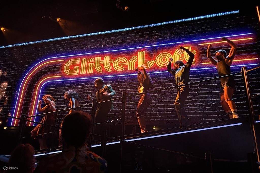 进入耀眼夺目的 GlitterLoft，准备度过一个疯狂有趣的夜晚