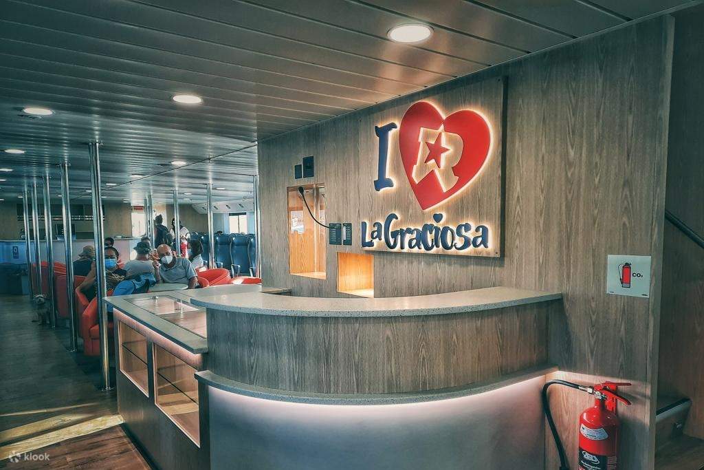 Nehmen Sie eine malerische Fähre von Lanzarote nach La Graciosa und genießen Sie den atemberaubenden Meerblick.