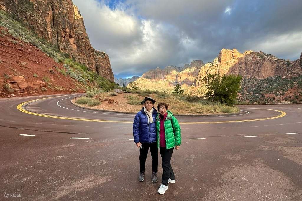 道路の真ん中に立つ人々