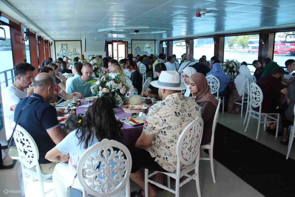 Crucero por el Bósforo con desayuno turco