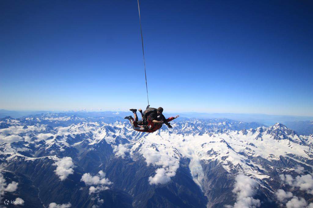 Terbang melintasi gunung yang tertutup salju
