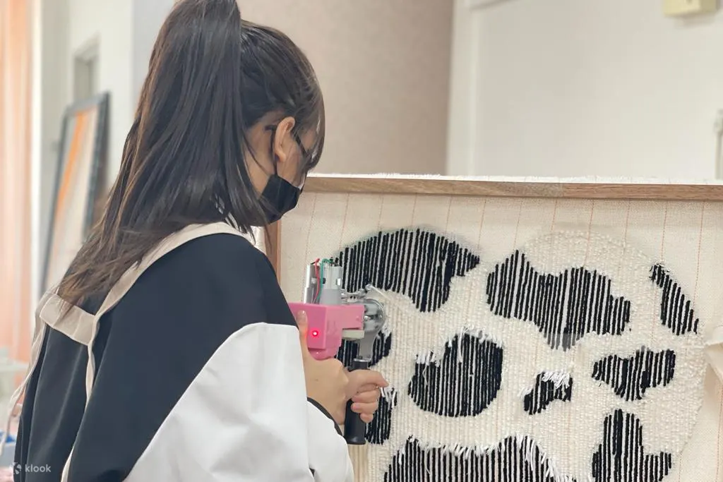 一位女士正在做簇绒