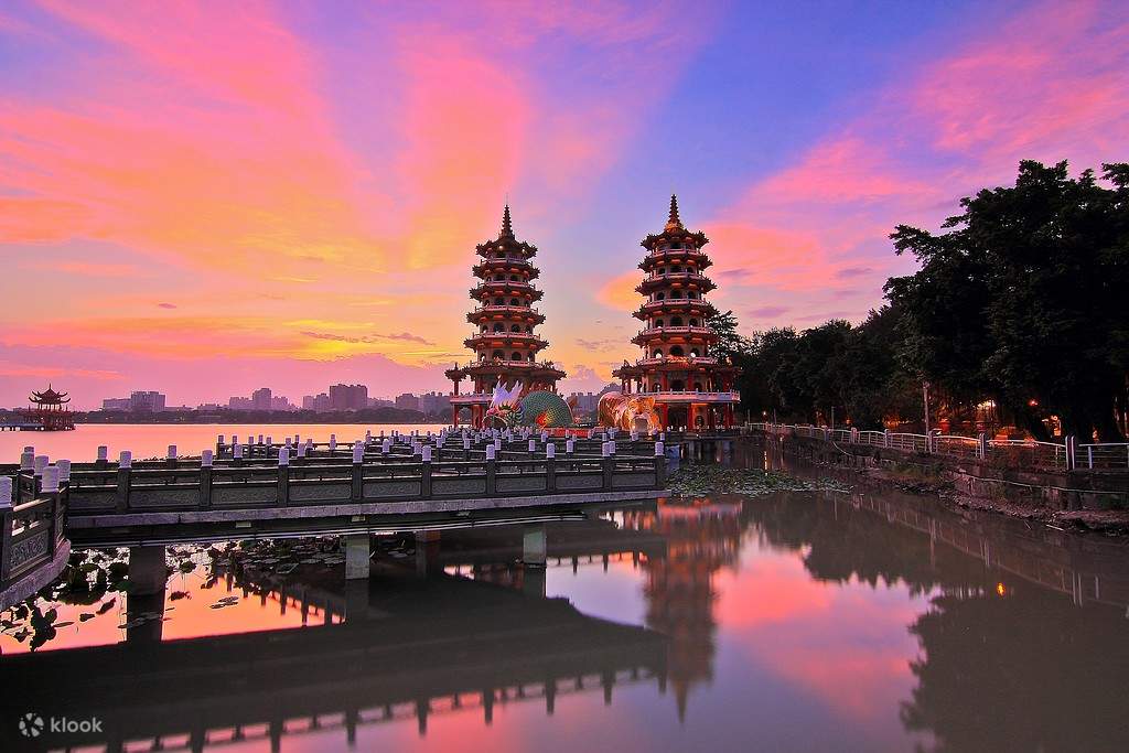 Kaohsiung Popular Sightseeing Private Car Charter, Taiwan