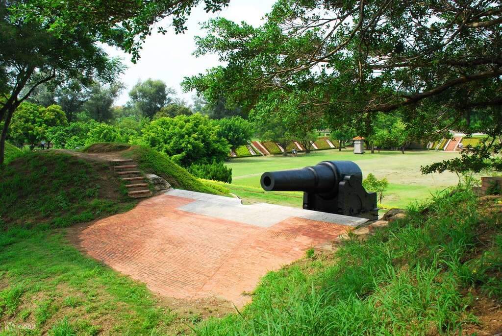 Dikelilingi oleh hutan yang rimbun, datang ke sini untuk menikmati alam semula jadi dan warisan sejarah, mengimbau sejarah seni bina Kubu Eternal Golden Castle.