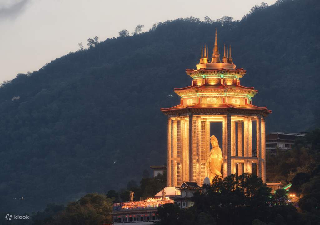 spend a night filled with lights at kek lok si temple