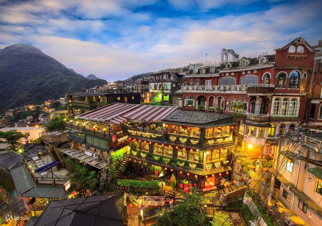 a scenic day tour around renowned attractions