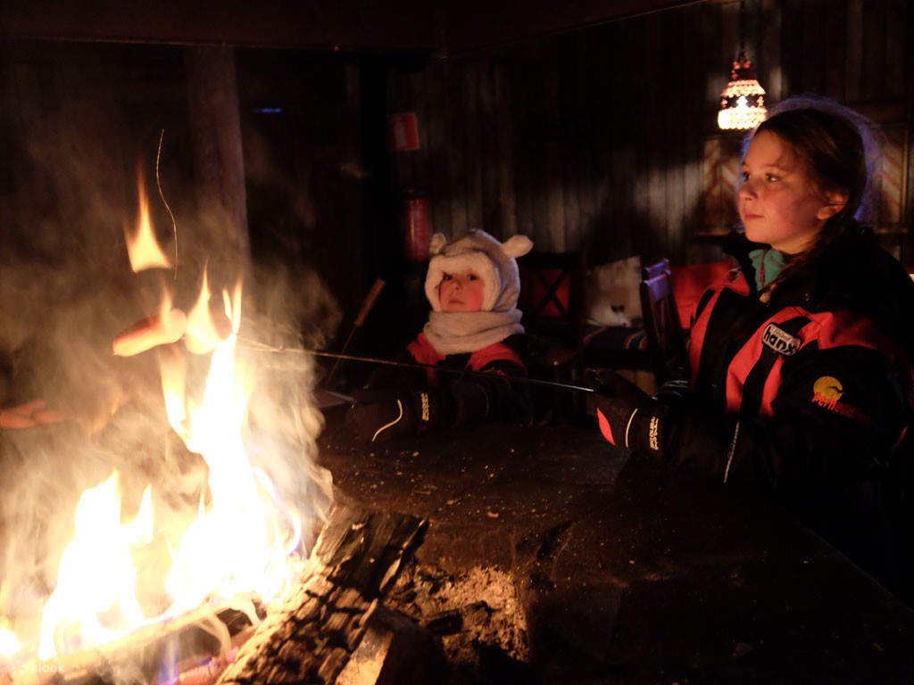 Nächtliches lappländisches Barbecue