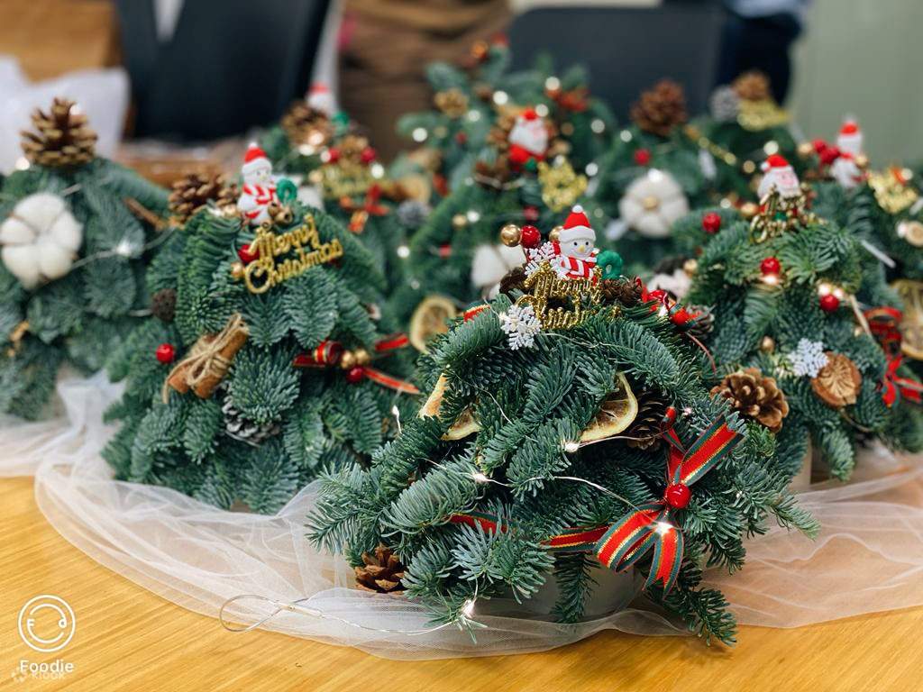 Laboratorio sull'albero di Natale in miniatura con fiori di Myosotis