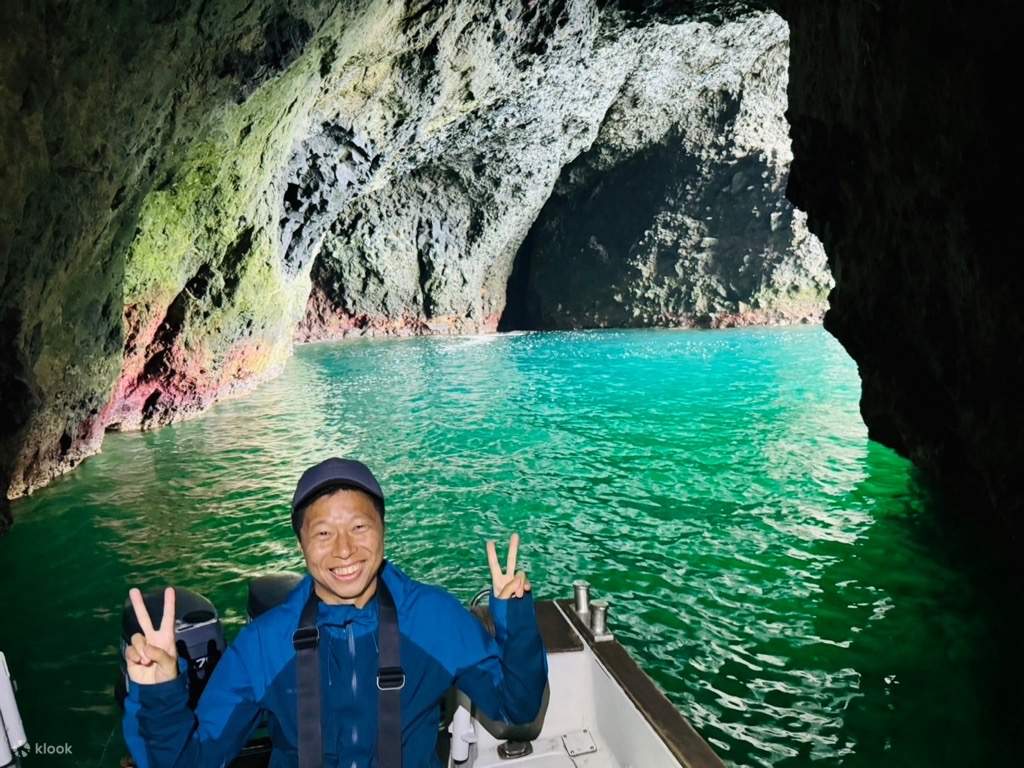 Di Gua Biru, Anda dapat melihat pemandangan yang berbeda-beda tergantung hari.