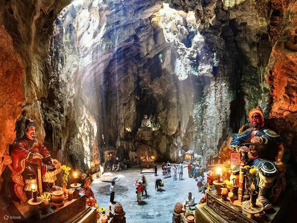 上泰 (Thuong Thai) 的玄空洞 (Huyen Khong Cave) - 大理石山群的最高峰