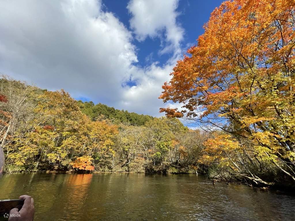 En automne, je fais du rafting tout en profitant des feuilles d'automne.