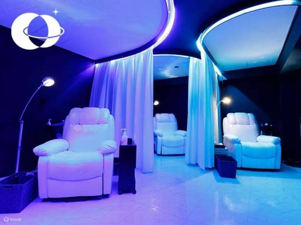 Interior toko menyerupai planetarium kecil, dengan citra langit berbintang dan pencahayaan redup menciptakan lingkungan penyembuhan visual yang tenang dan misterius.