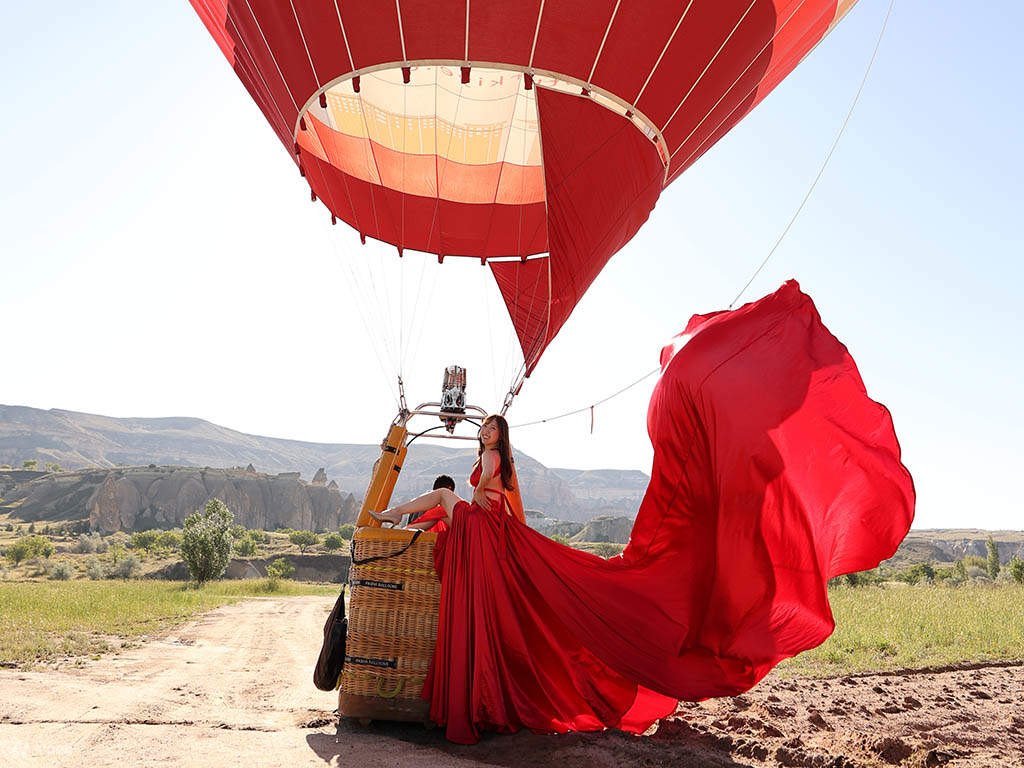 красное платье с воздушными шарами