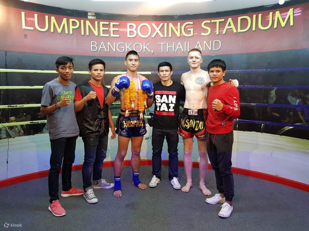 在侖披尼拳擊場與兩名拳擊手在一起的球迷