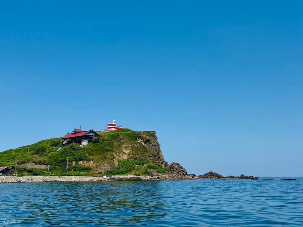 Anda dapat mengagumi mercusuar dan bangunan bersejarah di titik keberangkatan Anda dari atas air.