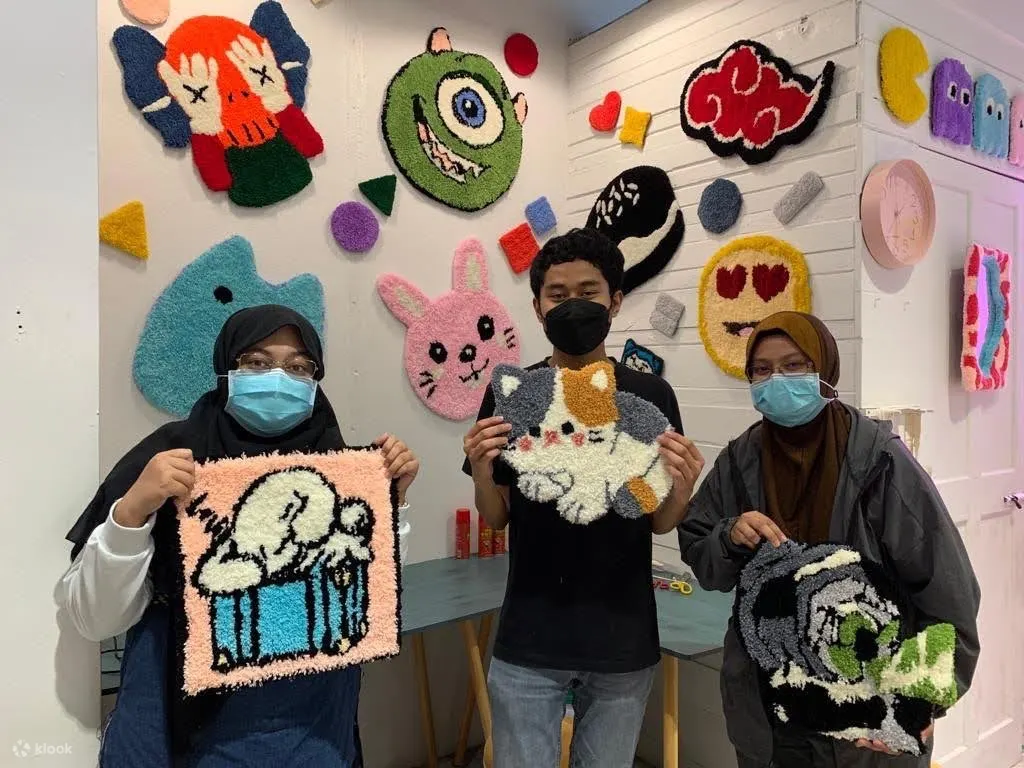 与作品合影