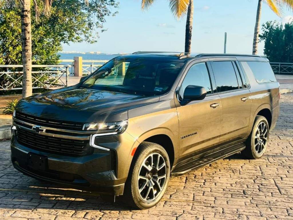 広々としたシボレー・サバーバンLTモデルで、最高の快適さと大胆なパフォーマンスをご体験ください。