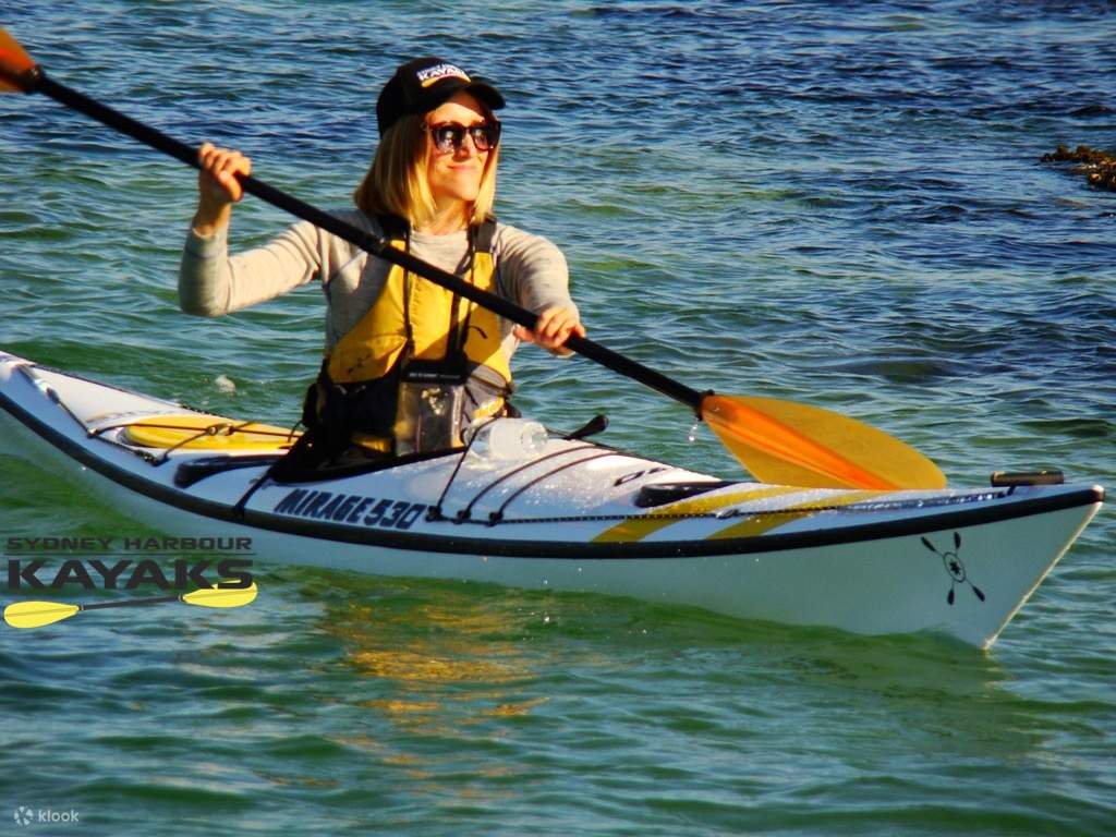 一位女孩正在水上划獨木舟