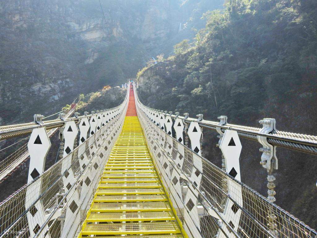Pont suspendu arc-en-ciel des cascades Shuanglong