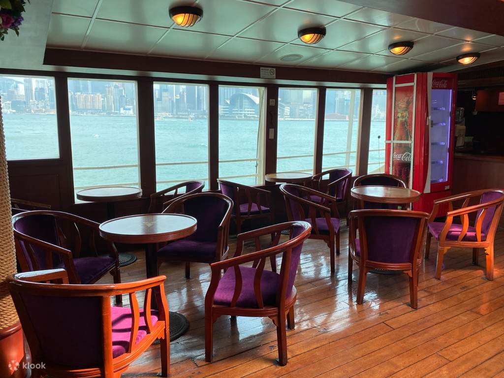 montez à bord de l'emblématique star ferry