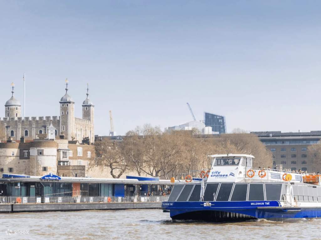 dinner cruise in london | enjoy a dinner cruise with a live show