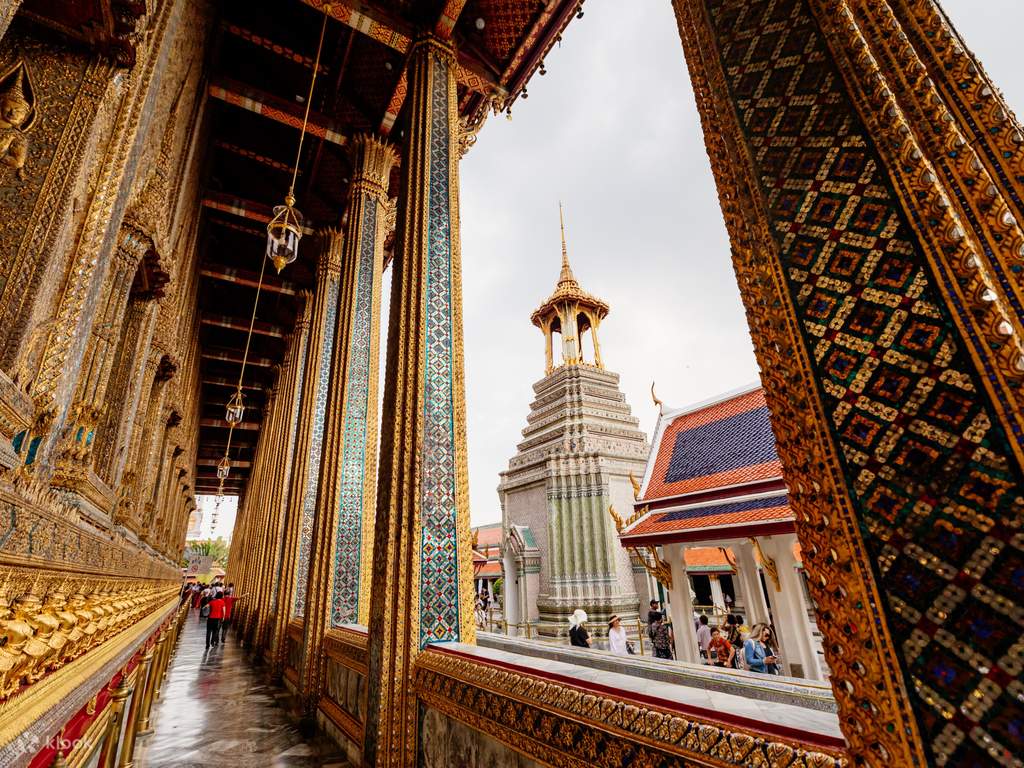 watch the grand palace light up