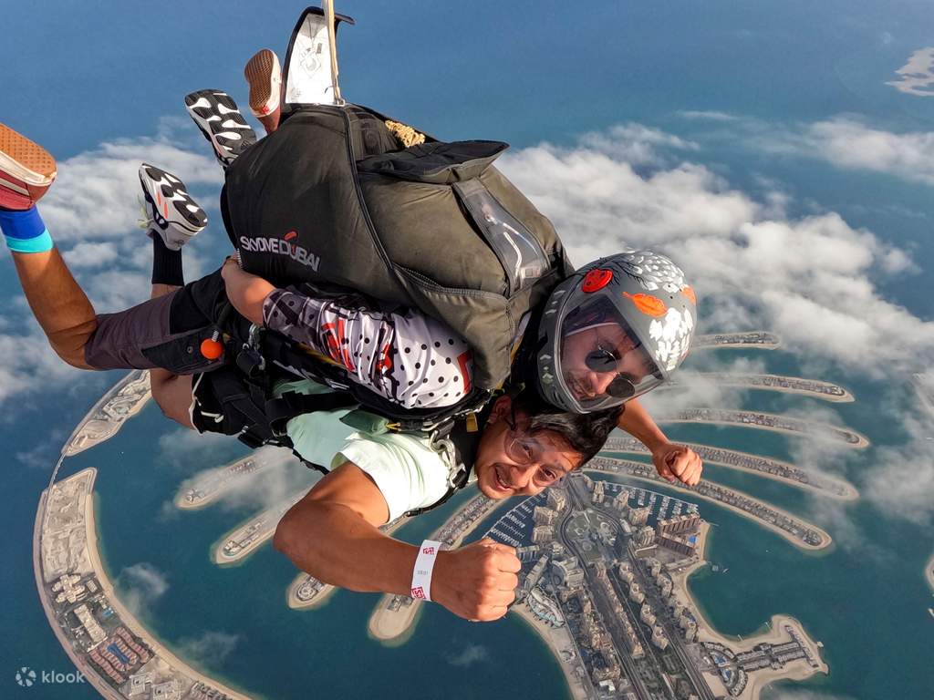 sautez le pas en parachute au-dessus de dubaï