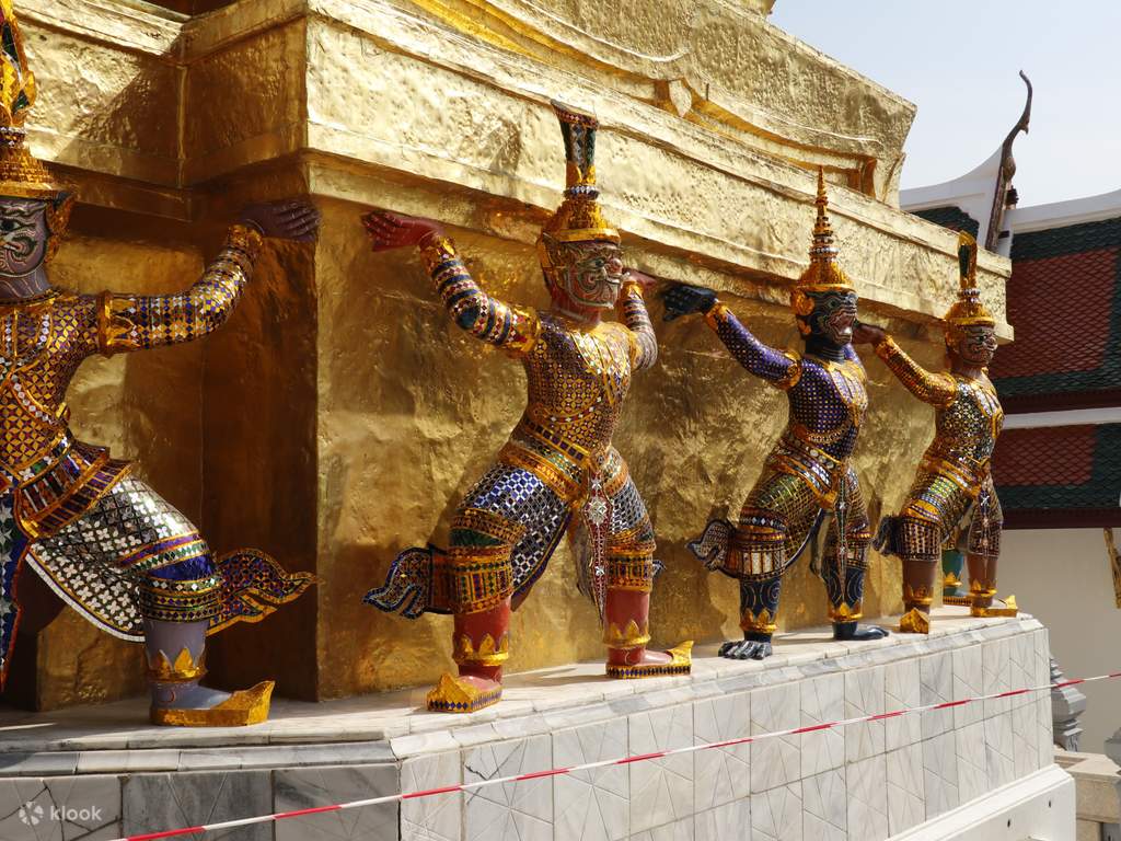 watch the grand palace light up