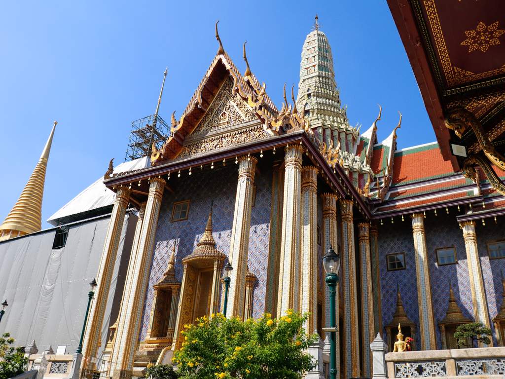 watch the grand palace light up
