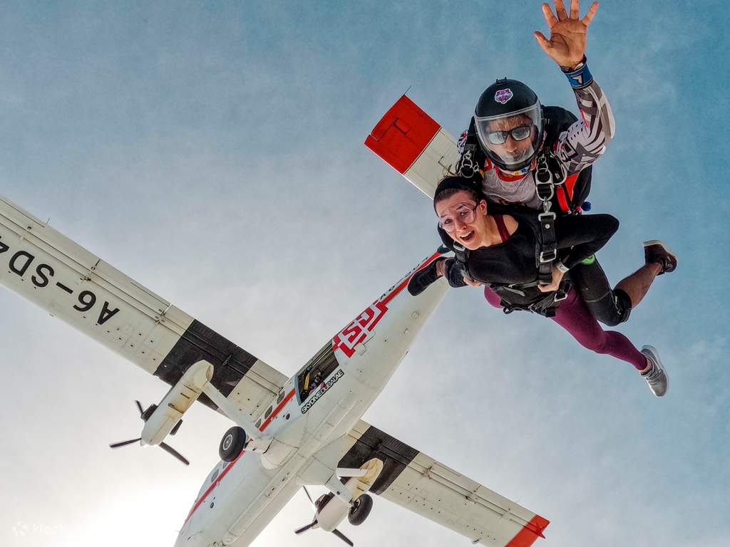 sautez le pas en parachute au-dessus de dubaï