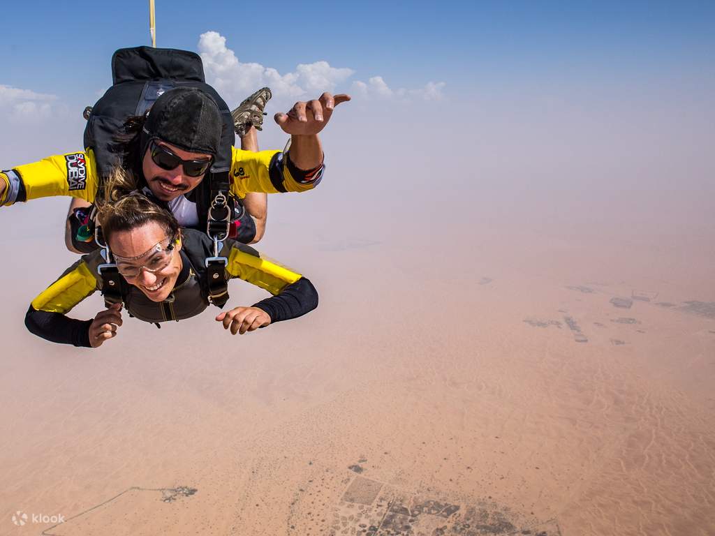 sautez le pas en parachute au-dessus de dubaï