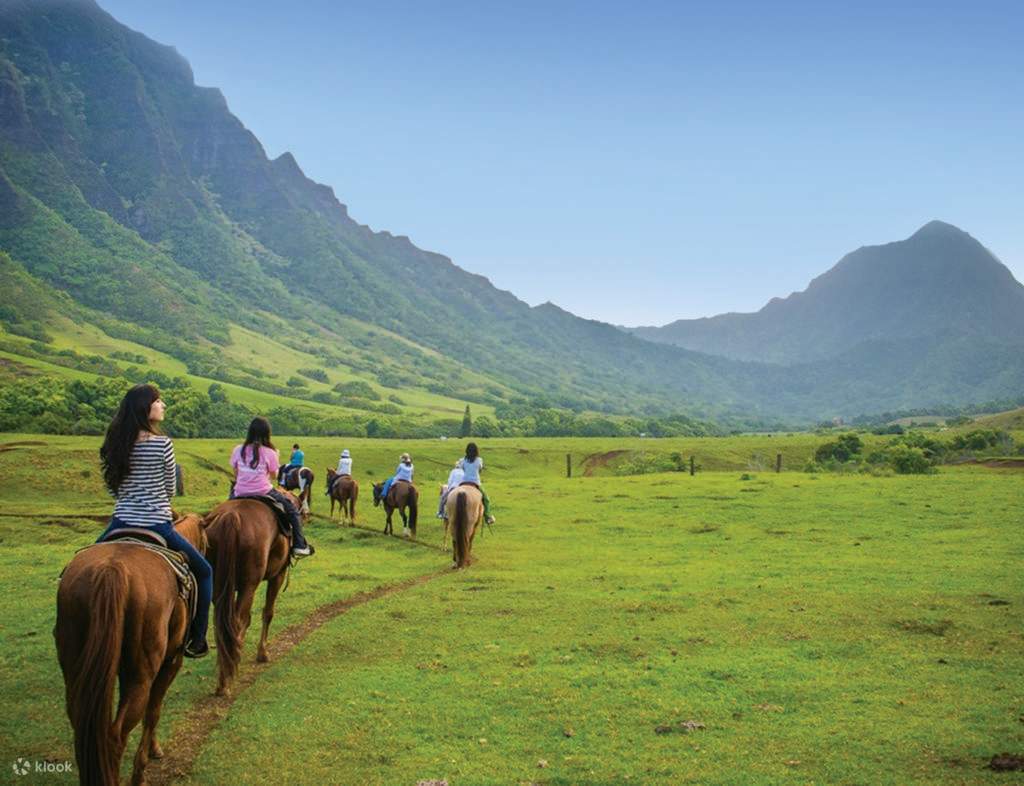 Paseos a caballo en el Valle Jurásico de Kualoa Ranch