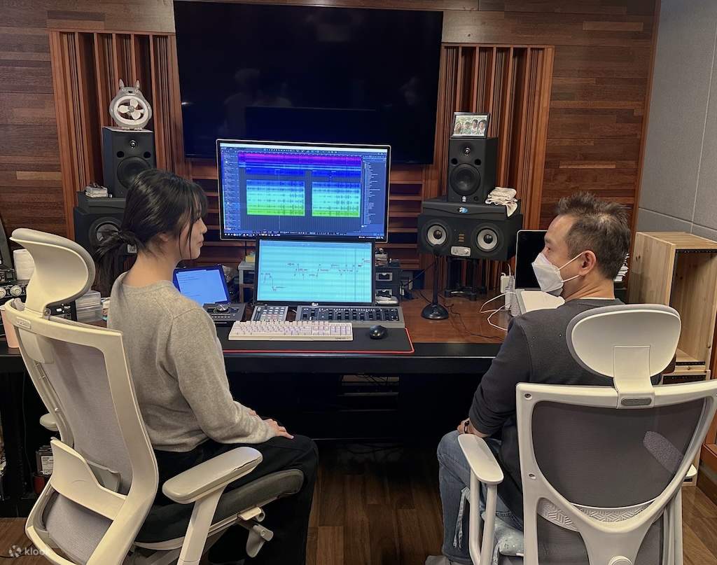 K-pop певец ведет однодневный класс звукозаписи