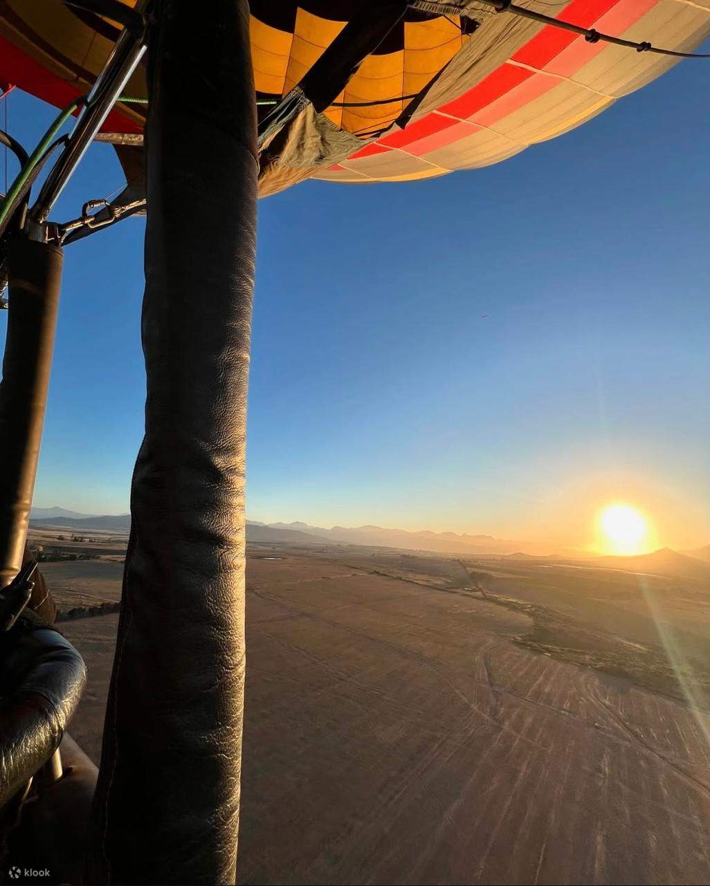 在日出时分平静地滑过大地，欣赏独一无二的景色