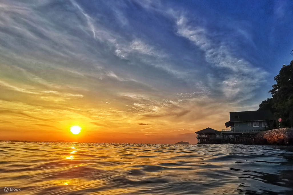 coucher de soleil sur l'île Rawa