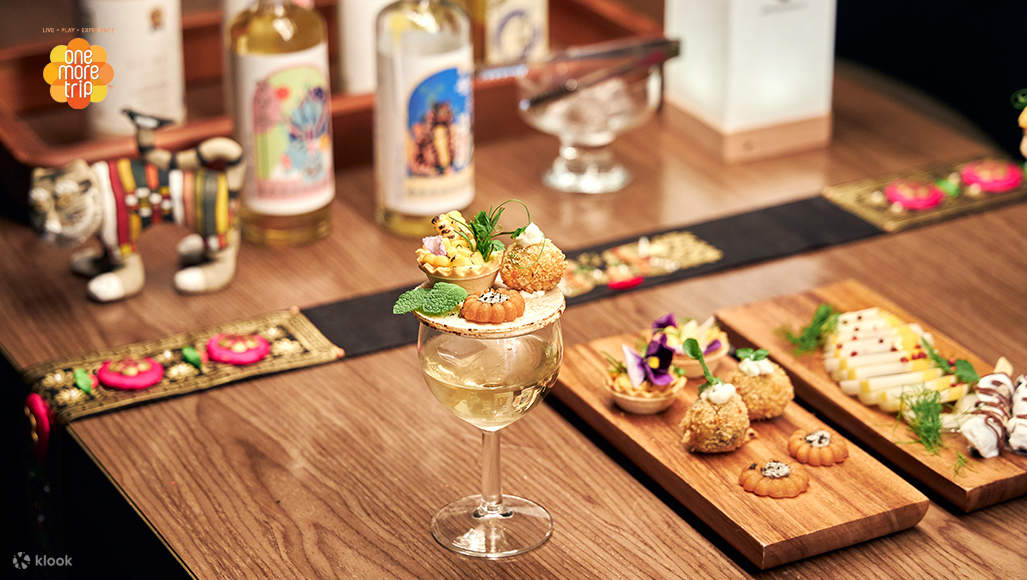 เครื่องดื่มแอลกอฮอล์เกาหลีที่ตกแต่งอย่างสวยงาม พร้อมของหวาน