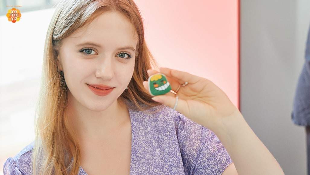 seorang wanita dengan magnet