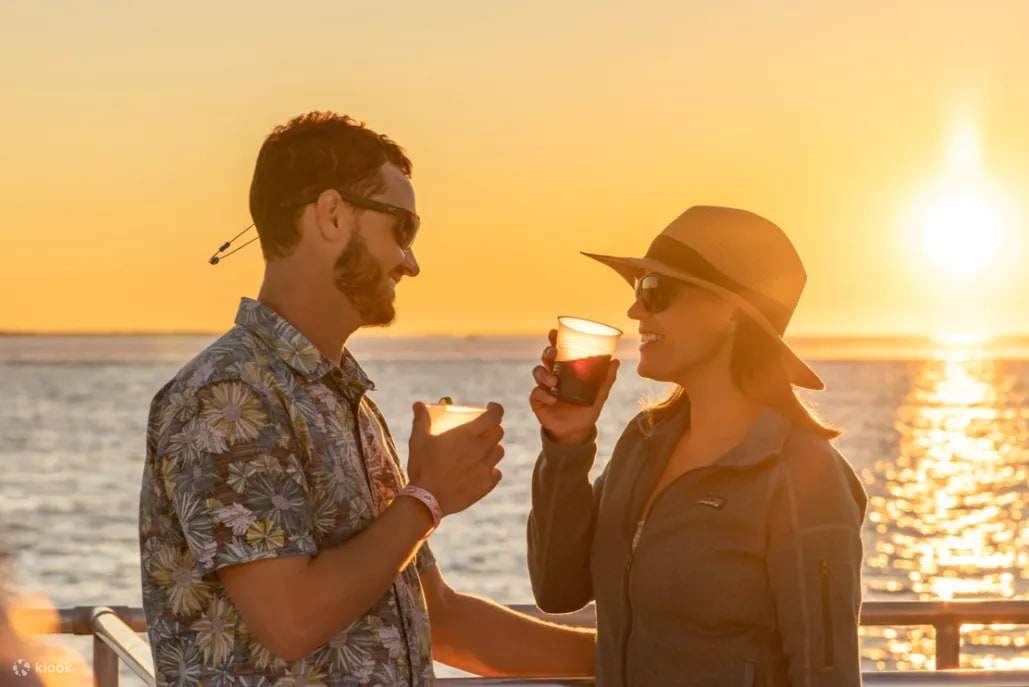 Расслабьтесь с тропическими коктейлями, наблюдая за знаменитым закатом в Ки-Уэсте.