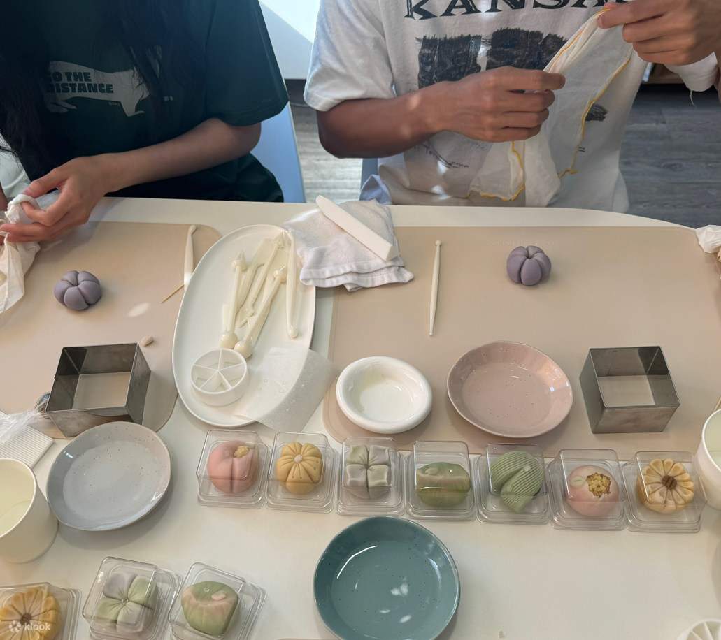 亲手制作韩式甜点：K-Pop 梦幻甜点体验