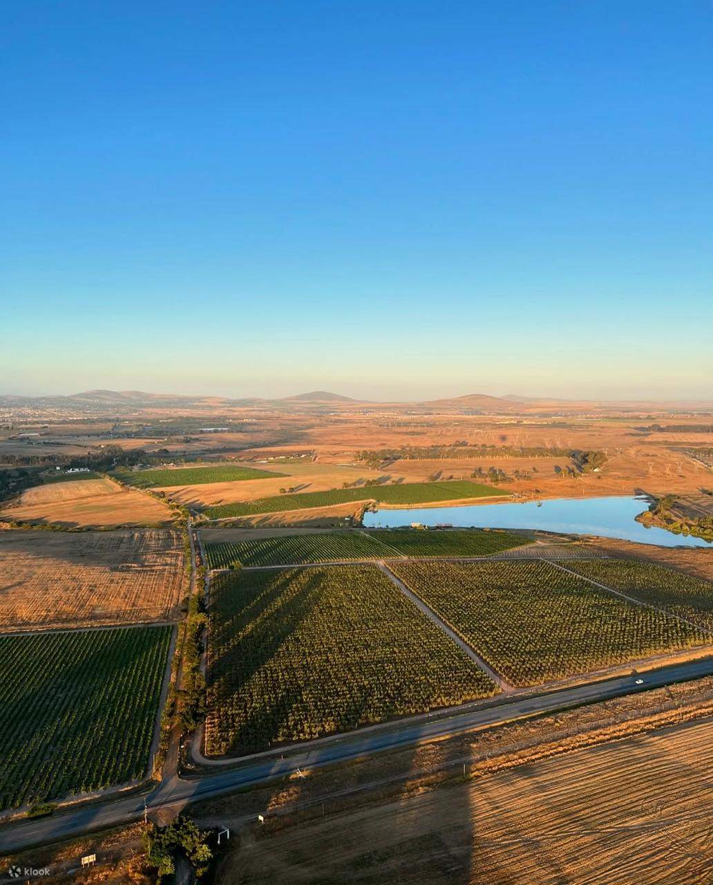 Vue aérienne depuis la montgolfière, dévoilant de vastes paysages ouverts et des panoramas sereins.