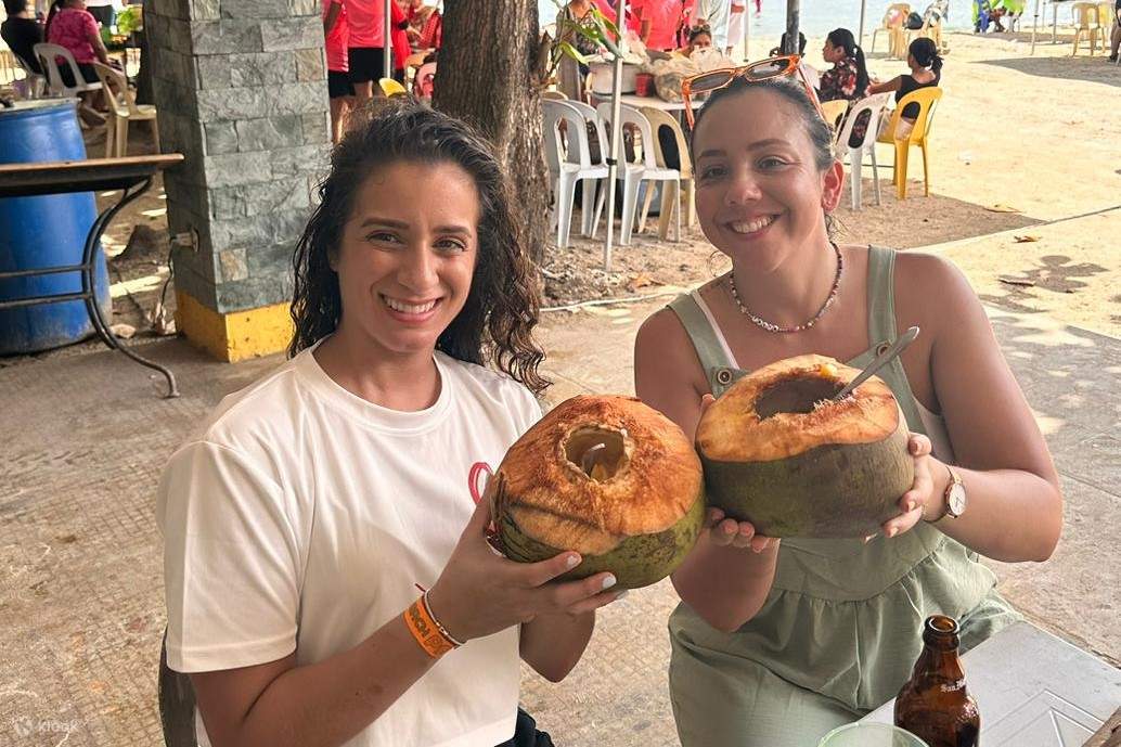 Amici che si godono un succo di cocco fresco