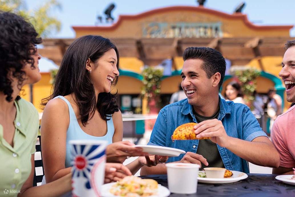 ナッツベリーファーム - 食事を満喫する人々