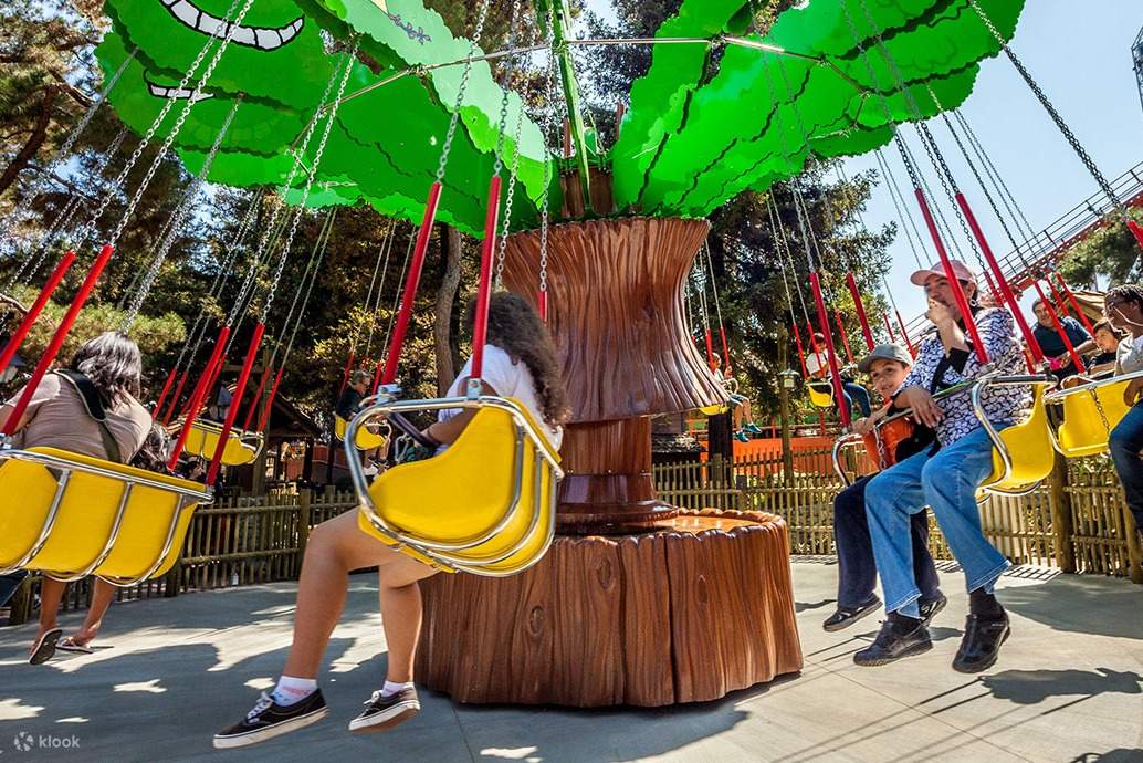 Knott's Berry Farm - 아이들이 스윙 라이드를 타며 즐거워하는 모습