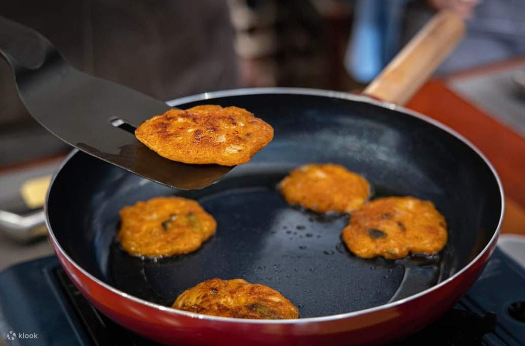 Prenez le temps de cuisiner. Décidez quel plat vous aimeriez préparer : galettes de Kimchi, nouilles Baek Kimchi ou riz frit au radis et au bacon. 