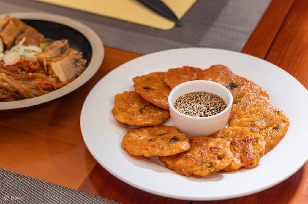 The host, a former wine bar owner and sommelier, will personally explain the dishes to you.