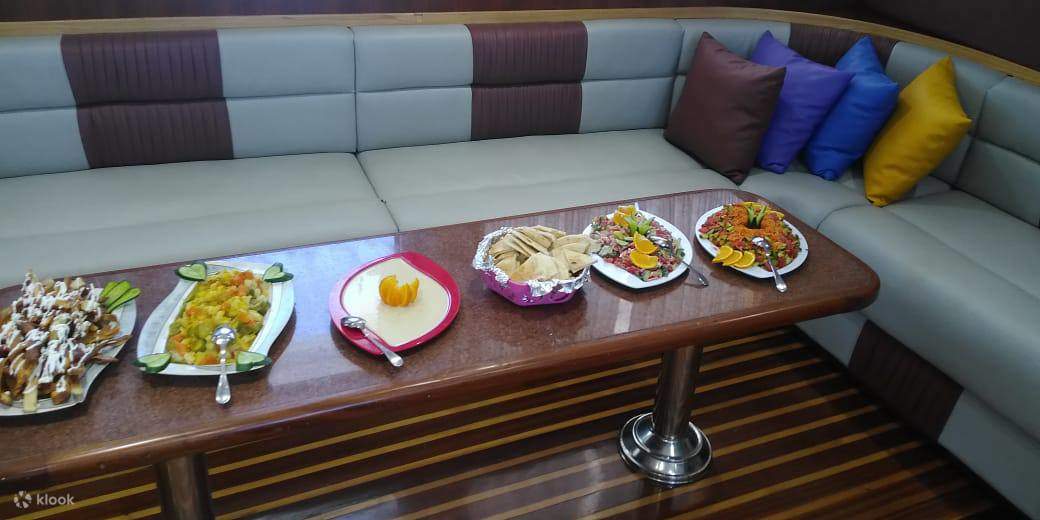 Segarkan diri dengan makan tengah hari yang lazat di atas kapal, dipadankan sempurna dengan pemandangan laut yang menakjubkan