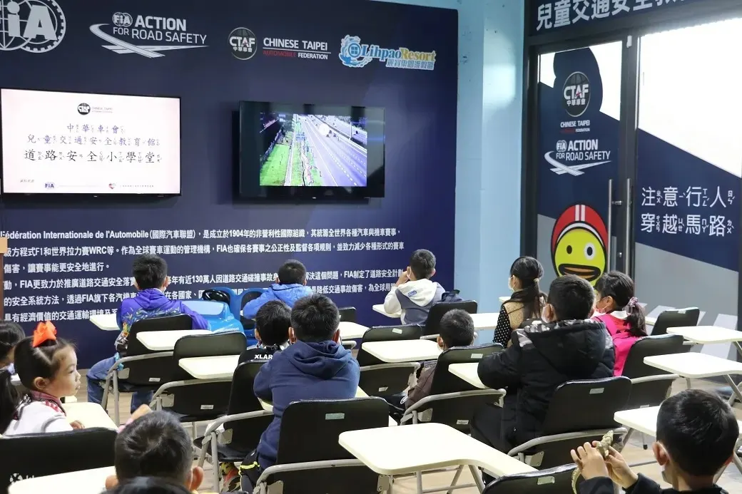 台中｜丽宝国际赛车场｜风洞飞行・儿童驾照课程・VR虚拟实境体验・赛道自驾车体验