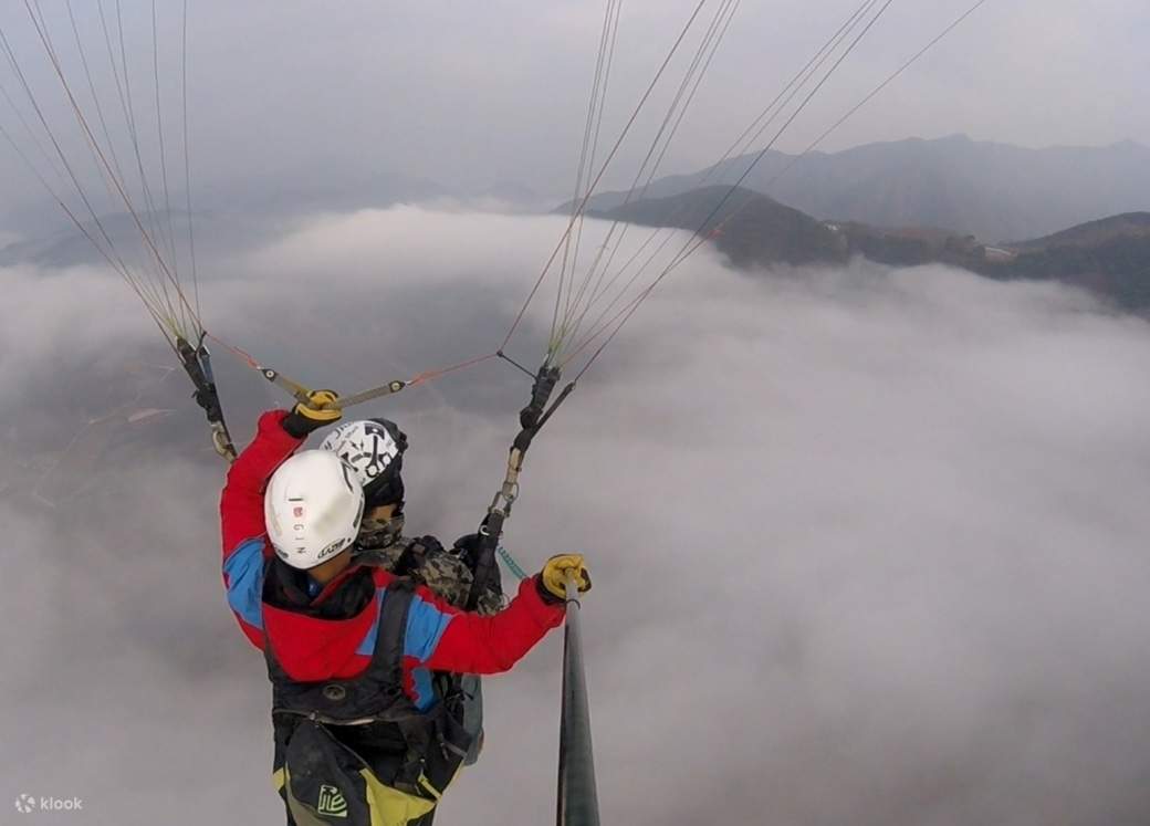 The instructor and the student are paragliding