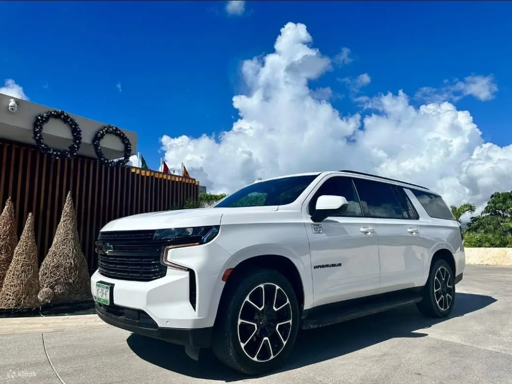 乘坐这款强大的雪佛兰 Suburban SUV，时尚巡游城市