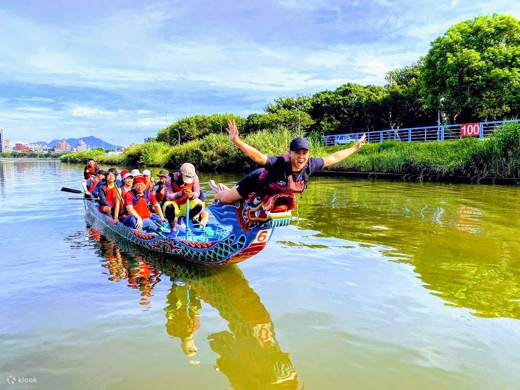 Радостное продвижение на драгонботе по воде, обязательно сделайте красивые фотографии